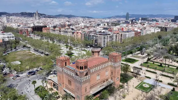 Barcelona Katalonya İspanya 'da Barselona Skyline. Kuşlar, sokaklar ve binalarla çarpıcı şehir manzarasına bakıyor. Metropolitan Skyline Binaları Güzel. Bina Mimarlığı Şirketi.