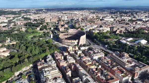 Roma Kolezyumu, Lazio İtalya. Şehrin ünlü bölgesindeki ortaçağ binasının kuş bakışı görüntüsü. İş Bulutları Gökyüzü Şehir Merkezi. Panoramik Şehir. Roma Lazio.