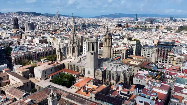 Barselona 'daki Katolik Kilisesi. Göz kamaştırıcı Barok Kilisesi manzarayla çelişiyor. Altyapı Skyline Panoramic City View Awesome. Altyapı Şehir Manzarası. Barselona İspanya.