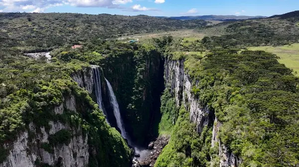 Cambara Do Sul Rio Grande Do Sul Brezilya 'daki Itaimbezinho Kanyonu. Uçurum tarafı, yukarıdan görünen yemyeşil ormanlarla çevrili. Açık Ülke Yolu Çarpıcı..