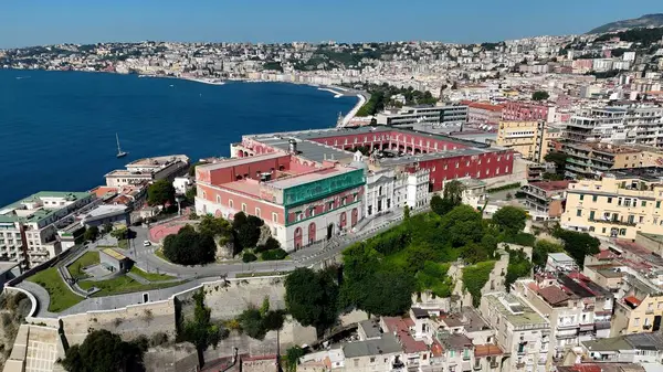 Napoli 'nin silueti Napoli Campania İtalya' da. Gökdelenleri Şehir Merkezi Şehir Yaşamını Yansıtıyor. İş Bulutları Gökyüzü Şehir Merkezi. İş dünyası geniş çaplı. Napoli Campania.