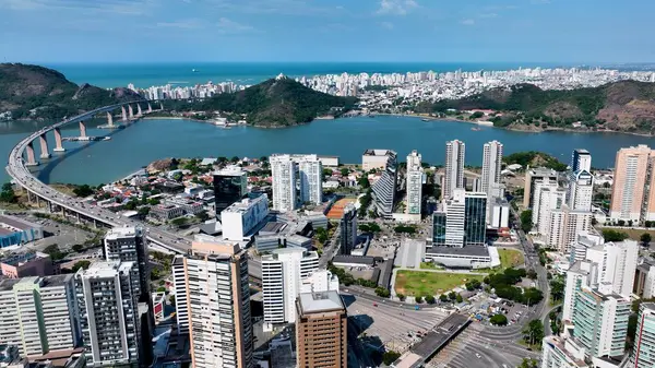 Vitoria Espirito Santo Brezilya 'daki Vitoria Skyline. Yukarıdan canlı bir şehrin telaş ve koşuşturmasını yakalamak. Şehir Gökyüzü Bulutları Şehir Arkaplanı. Şehir merkezinde Geniş Arkaplan.