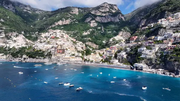 Positano Salerno İtalya 'daki Amalfi Sahili. Bereketli bir tropikal sahil manzarasının nefes kesici görüntüsü. Sahil Bulutları Yaz mevsimi. Sahil Panorama. Positano Salerno.