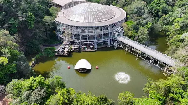 Curitiba Parana Brezilya 'da telgraf operası. Yeşillik ağaçlarıyla çevrili yeşil alanın havadan görünüşü. Şehir merkezindeki İş Gökyüzü Arkaplanı. Şehir merkezindeki panoramik işleri. Curitiba Parana.