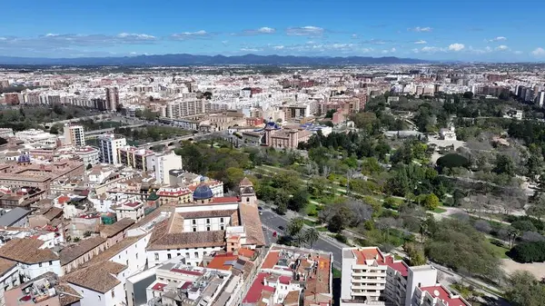 Valencia Valence Community İspanya 'da Valencia Skyline. İnanılmaz Skysraper 'lar ve caddedeki trafik yukarıdan izleniyor. Şehir Bulutları Gökyüzü Arkaplanı Şehir. Şehir dışındaki ünlü. Valencia Valence Topluluğu.