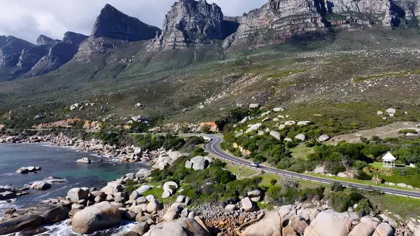 Cape Town 'daki sahil yolu Güney Afrika Burnu. Yaz tatilinde harika bir sahil manzarası olan kuş bakışı. Şehir merkezindeki İş Gökyüzü Arkaplanı. Şehir Merkezi Panoramik Şirketi.