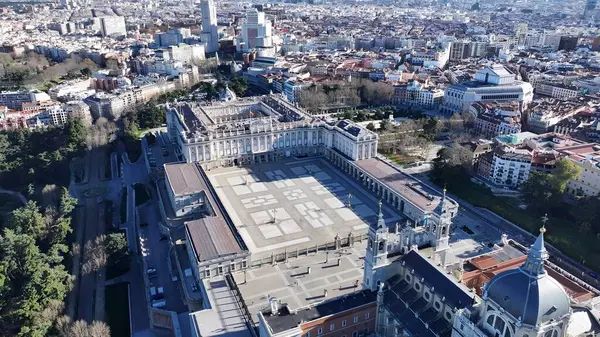 Madrid 'deki Madrid Kraliyet Sarayı. Şehir Skyline Modern ve Geleneksel Mimariyi Gösteriyor. Şehir Gökyüzü Arkaplanı Kentsel. Şehrin yukarısında. Madrid İspanya.
