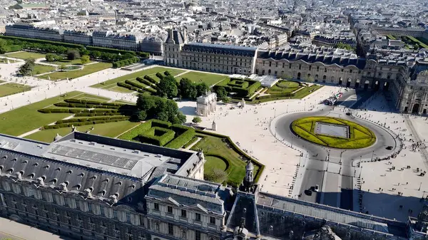 Paris 'teki Paris Skyline De France. Ünlü Botanik Bahçesi şehri geziyor. Şehir Gökyüzü Arkaplanı Kentsel. Şehrin yukarısında. Fransa ile Paris.