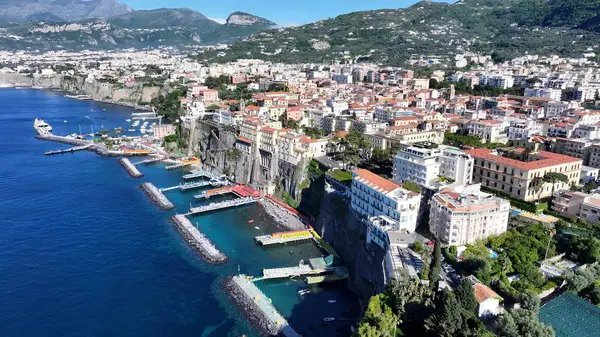 Sorrento Napoli 'deki Sorrento Plajı. Büyüleyici Tropikal Sahne Sahnesi Yukarıdan Görünüyor. Issız Manzara Cenneti Vibrant. Terk edilmiş yaz zamanı. Sorrento Napoli.