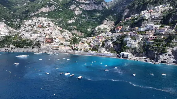 Positano Salerno İtalya 'daki Amalfi Sahili. Yaz tatilinde harika bir sahil manzarası olan kuş bakışı. Cennet Peyzajı Gezgin Şehveti. Cennet Sahili. Positano Salerno.