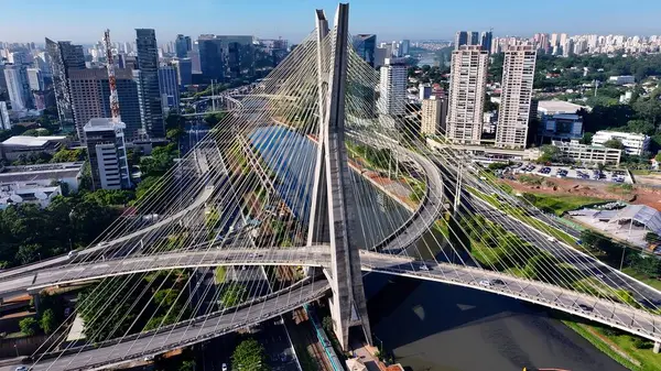 Cityscape Sao Paulo Brezilya 'da Kablolu Kalan Köprü. Karşıdan karşıya geçen arabalarla süspansiyon köprüsünün kuşbakışı görüntüsü. Şehir Gökyüzü Arkaplanı Kentsel. Açık Arkaplan Panoramik Şehir. Şehir manzarası Sao Paulo.