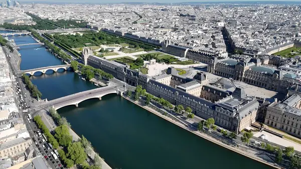 Paris 'teki Paris Skyline De France. Şehir merkezindeki Landmark Ortaçağ binasının havadan görünüşü. İş Bulutları Gökyüzü Şehir Merkezi. Panoramik Şehir. Fransa ile Paris.