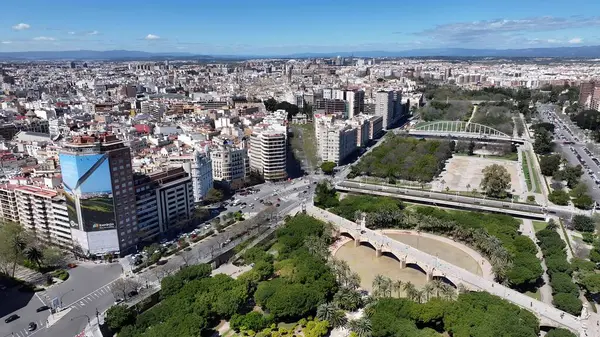 Valencia İspanya 'daki Turia Bahçeleri. Yeşillik ağaçlarıyla çevrili yeşil alanın havadan görünüşü. Şehir Gökyüzü Arkaplanı Kentsel. Şehrin yukarısında. Valencia İspanya.
