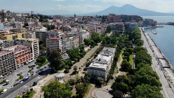 Napoli Campania İtalya 'daki Villa Comunale Parkı. Yüksek binaları ve trafiği olan hareketli bir şehrin havadan görünüşü. İnşaat Manzarası Panoramik Şehir Görünümü Meşgul. Panoramik Şehir Görünümü.
