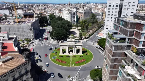 Valencia İspanya 'da Puerta De La Mar. Yukarıdan canlı bir şehrin telaş ve koşuşturmasını yakalamak. Şehir Gökyüzü Arkaplanı Kentsel. Şehrin yukarısında. Valencia İspanya.