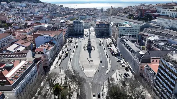 Lizbon 'daki Restoratörler Anıtı. Şehir merkezinin modern binalarla dolup taşması. Metropolitan Skyline Binaları Güzel. Bina Mimarlık Şirketi. Lizbon Portekiz.