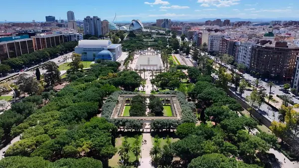 Valencia Valence Community İspanya 'daki Turia Gardens. Kuşlar, sokaklar ve binalarla çarpıcı şehir manzarasına bakıyor. İnşaat Manzarası Panoramik Şehir Görünümü Meşgul. Panoramik Şehir Görünümü.