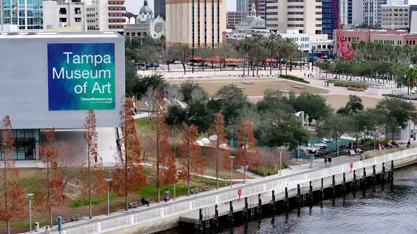 Tampa Florida 'daki Tampa Sanat Müzesi. Yemyeşil parkın ve etrafındaki binaların havadan görünüşü. Altyapı Skyline Panoramic City View Awesome. Altyapı Şehir Manzarası.
