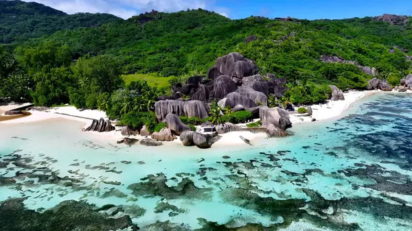 La Digue Adası 'ndaki Anse Kaynağı D. Argent Victoria Seychelles. Büyüleyici Tropikal Sahne Sahnesi Yukarıdan Görünüyor. Sahil Bulutları Yaz mevsimi. Sahil Panorama. La Digue Adası Victoria.