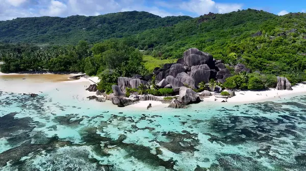 La Digue Adası 'ndaki Anse Source D Argent Sahili Victoria Seychelles. Büyüleyici Tropikal Sahne Sahnesi Yukarıdan Görünüyor. Cennet Skyline Idyllic göz kamaştırıcı. Cennet Rıhtımı Kıyısı.
