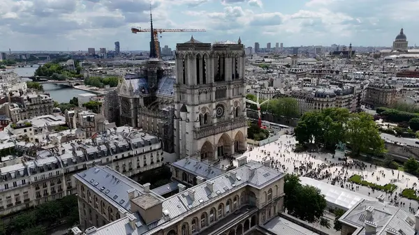 Fransa 'nın Paris Adası' ndaki Notre Dame Kilisesi. Güzel Manzaranın Ortasında Uzun Duran Kilisenin Kuş Gözü Manzarası. Şehir merkezinde Gökyüzü Bulutları. Şehir merkezinin dışında. Ünlü. Paris Fransa Adası.