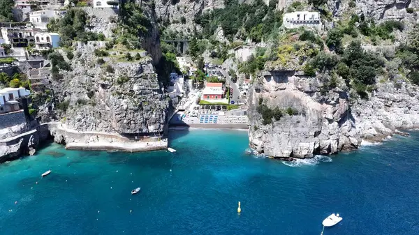 Positano Salerno İtalya 'daki Amalfi Sahili. Kristal berrak sularla sersemletici sahilin havadan görünüşü. Shore Clouds Plaj Denizi. Shore Panning Wide 'da. Positano Salerno.