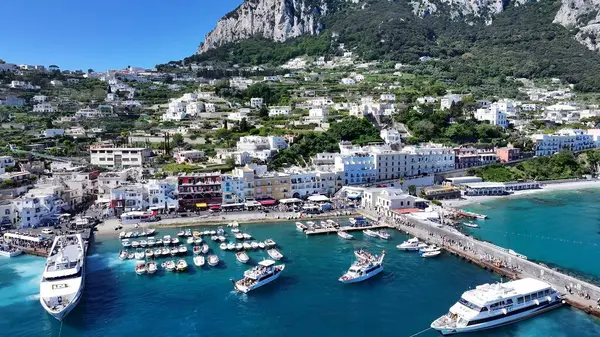 Napoli Campania İtalya 'daki Capri Adası. Tropikal bir günde sürat teknesi hız yapıyor. Cennet Adası Skyline Idyllic Güzeli. Cennet Adası Denizi. Napoli Campania.