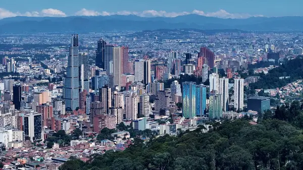 Bogota Bölgesi Başkenti Kolombiya 'daki Bogota Skyline. Kuşlar, sokaklar ve binalarla çarpıcı şehir manzarasına bakıyor. Altyapı Skyline Panoramic City View Awesome. Altyapı Şehir Manzarası.