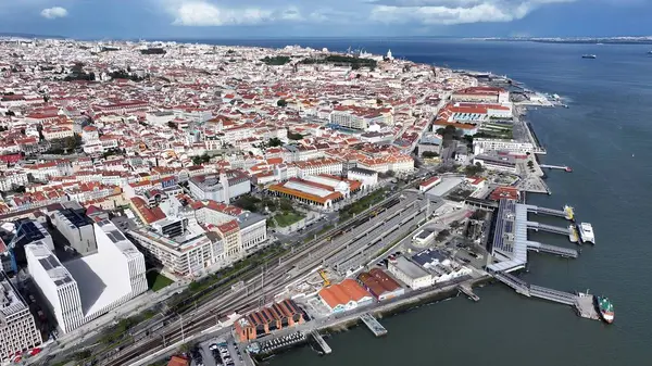 Lizbon 'daki Lizbon Skyline. Şehir merkezinin modern binalarla dolup taşması. İş Bulutları Gökyüzü Şehir Merkezi. İş dünyası geniş çaplı. Lizbon Portekiz.