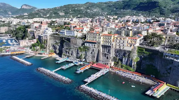 Napoli Campania İtalya 'sında Sorrento Skyline. Kristal berrak sularla sersemletici sahilin havadan görünüşü. Sahil Bulutları Yaz mevsimi. Sahil Panorama. Napoli Campania.