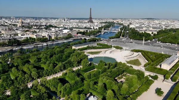 Fransa 'nın Paris şehrindeki Tuileries Bahçeleri. Çağdaş binalarla dolu şehir merkezinin havadan görünüşü. Şehir Bulutları Gökyüzü Arkaplanı Şehir. Şehir dışındaki ünlü. Fransa ile Paris.