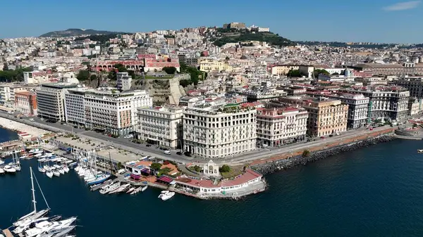 Napoli Campania İtalya 'daki Dev Çeşmesi. Yukarıdan canlı bir şehrin telaş ve koşuşturmasını yakalamak. Şehir merkezinde Gökyüzü Bulutları. Şehir merkezinin dışında. Ünlü. Napoli Campania.