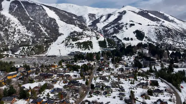Patagonia Skyline Bariloche Rio Negro Arjantin 'de. Muhteşem kır manzarası. Çiftlik ve Orman Ağaçları yakınında. Doğa Seyahati Karlı Orman Ağaçları. Doğa Gökyüzü Havası. Bariloche Rio Zencisi.