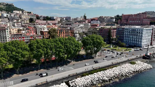 Napoli Campania İtalya 'da Chiaia Riviera. Yukarıdan canlı bir şehrin telaş ve koşuşturmasını yakalamak. Endüstriyel Peyzaj Ticari Binası Güzel. Endüstriyel kasaba. Napoli Campania.