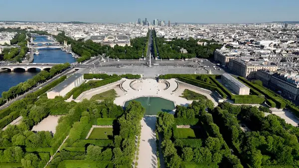 Fransa 'nın Paris' teki La Concorde Meydanı. Drone şehrin merkezindeki güzellik merkezini ele geçiriyor. Şehir Bulutları Gökyüzü Arkaplanı Şehir. Şehir dışındaki ünlü. Fransa ile Paris.