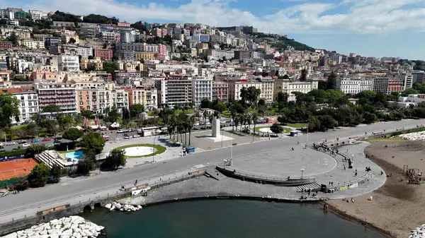 Napoli Campania İtalya 'daki Villa Comunale Parkı. Çağdaş binalarla dolu şehir merkezinin havadan görünüşü. Şehir Gökyüzü Arkaplanı Kentsel. Şehir merkezinin yukarısında. Napoli Campania.