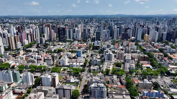 Curitiba Parana Brezilya 'da Curitiba Skyline. Yukarıdan canlı bir şehrin telaş ve koşuşturmasını yakalamak. Şehir merkezindeki iş dünyası. Şehir merkezinin dışında Panning Wide 'da. Curitiba Parana.