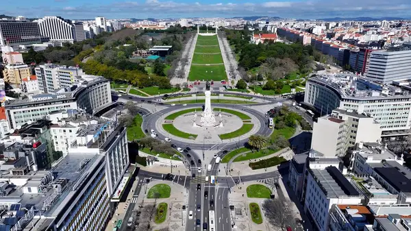 Lizbon Büyükşehir Bölgesi Portekiz 'deki Özgürlük Bulvarı. Şehir Caddelerini birbirine bağlayan çevre yolunun şehir hayatı manzarası. Şehir merkezindeki İş Gökyüzü Arkaplanı. Şehir Merkezi Panoramik Şirketi.