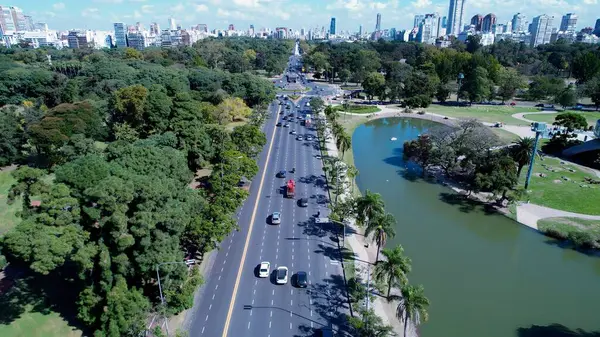 Buenos Aires Arjantin 'de Buenos Aires Skyline. Trafik sıkışıklığı olan otoyol kavşağı. Metropol Manzarası Panoramik Şehir Manzarası Güzel. Kentsel Panoramik Şehir Görünümü.