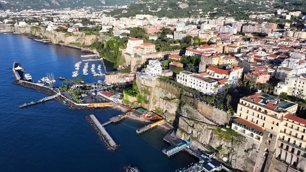 Napoli Campania İtalya 'sında Sorrento Skyline. Gökdelenleri Şehir Merkezi Şehir Yaşamını Yansıtıyor. Horizon Sahili Denizi kıyısında. Deniz kenarı seyahati. Napoli Campania.
