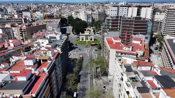 Valencia Valence Community İspanya Deniz Kapısı. Şehir Skyline Modern ve Geleneksel Mimariyi Gösteriyor. İş Bulutları Gökyüzü Şehir Merkezi. Panoramik Şehir. Valencia Valence Topluluğu.