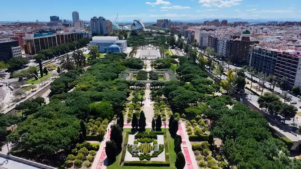 Valencia İspanya 'daki Turia Bahçeleri. Ünlü Botanik Bahçesi şehri geziyor. Şehir Gökyüzü Arkaplanı Kentsel. Açık Arkaplan Panoramik Şehir. Valencia İspanya.