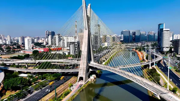 Sao Paulo Brezilya 'daki Cable Stayed Bridge. Yüksek binaları ve trafiği olan hareketli bir şehrin havadan görünüşü. Şehir merkezindeki iş dünyası. İş Geçmişi Ünlüdür.