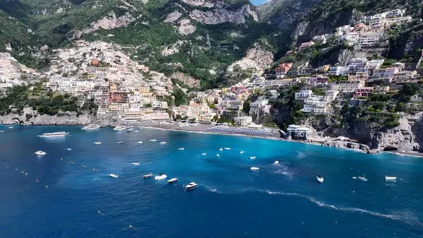 Positano Salerno İtalya 'daki Amalfi Sahili. Kristal berrak sularla sersemletici sahilin havadan görünüşü. Shore Clouds Plaj Denizi. Shore Beach Sahili Sahil Hattı. Positano Salerno.