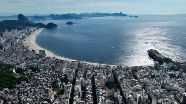 Rio de Janeiro Skyline Copacabana Rio De Janeiro Brezilya 'da. Çağdaş binalarla dolu şehir merkezinin havadan görünüşü. Sahil Gökyüzü Sahil Kıyısı Yaz Zamanı. Sahil Sahil Sahili Panoramik.