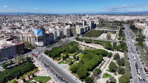 Valencia Valence Community İspanya 'daki Turia Gardens. Yüksek katlı binaların ve şehir yaşamını gösteren trafik gösterilerinin havadan görüntüsü. Şehir merkezindeki iş dünyası. İş Geçmişi Ünlüdür.