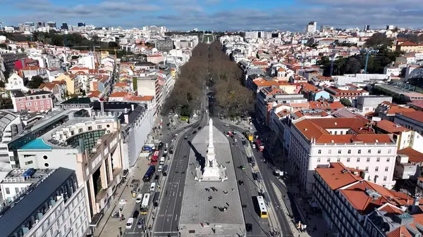Lizbon Büyükşehir Bölgesi Portekiz 'deki Restoratörler Anıtı. Çağdaş binalarla dolu şehir merkezinin havadan görünüşü. İnşaat Peyzajı Panoramik Şehir Görünümü Meşgul.