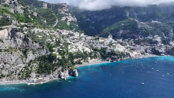 Positano Salerno İtalya 'daki Amalfi Sahili. Yaz tatilinde harika bir sahil manzarası olan kuş bakışı. Horizon Sahili Denizi kıyısında. Açık Sahil Panoramik. Positano Salerno.