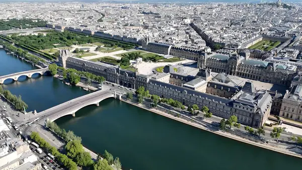 Paris 'teki Louvre Müzesi Ile De France. Modern Cam Gökdelen, Hareketli Şehrin Üzerinde Yükseliyor. İş Bulutları Gökyüzü Şehir Merkezi. İş dünyası geniş çaplı. Fransa ile Paris.