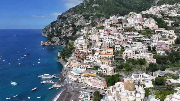 Positano Salerno İtalya 'daki Amalfi Sahili. Kuşlar, sokaklar ve binalarla çarpıcı şehir manzarasına bakıyor. Sahil Bulutları Yaz mevsimi. Sahil Panorama. Positano Salerno.